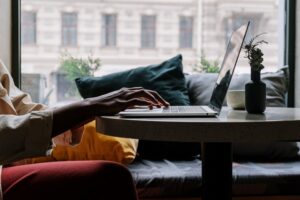 Blogger-writer-or-digital-nomad-working-on-computer